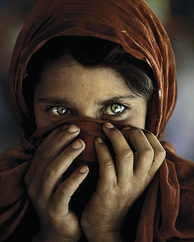Sharbat Gula, la “Ragazza afghana” (particolare). Pakistan, campo profughi di Nasir Bagh nei pressi di Peshawar (1984)